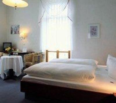 фото отеля Garni Hotel Unter den Linden