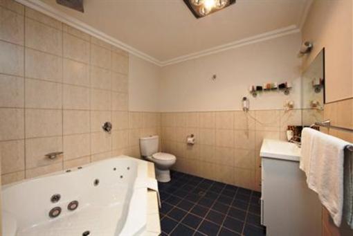 фото отеля Oyster Cove Chalet Hotel