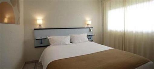 фото отеля Kyriad Hotel Saintes