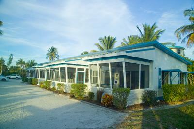 фото отеля Tropical Winds Motel & Cottages