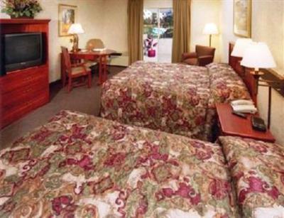 фото отеля Clubhouse Inn & Suites Topeka