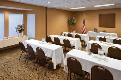 фото отеля Clubhouse Inn & Suites Topeka