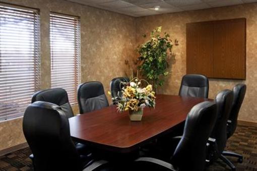 фото отеля Clubhouse Inn & Suites Topeka