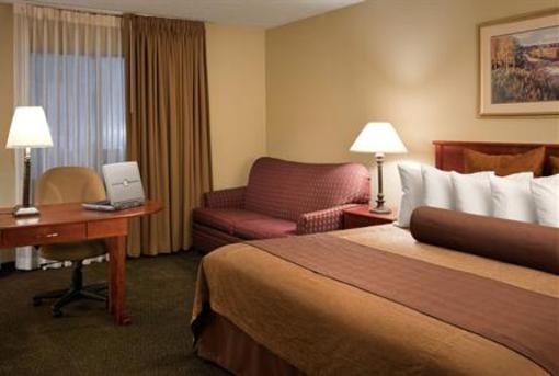 фото отеля Clubhouse Inn & Suites Topeka