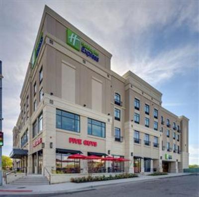 фото отеля Holiday Inn Express Hotel and Suites Kansas City Ku Medical Center