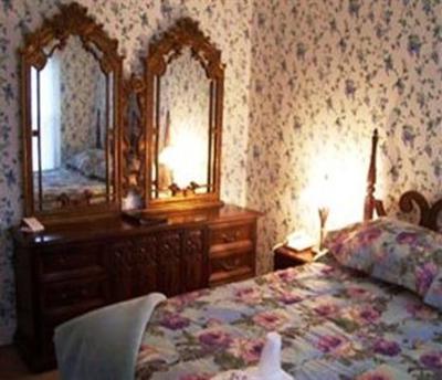 фото отеля The Pines Inn of Lake Placid