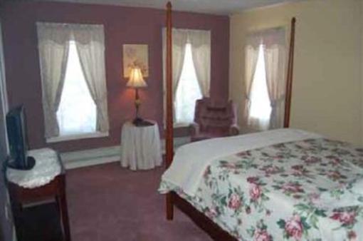 фото отеля The Pines Inn of Lake Placid