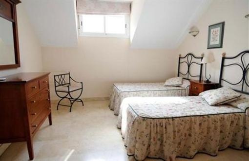 фото отеля Apartamentos Caballero de Gracia