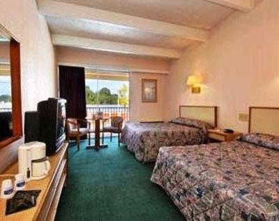 фото отеля Howard Johnson Express Inn - Tampa North Busch Gardens