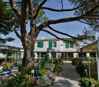 фото отеля Hotel Le Parasol Ars-en-Re