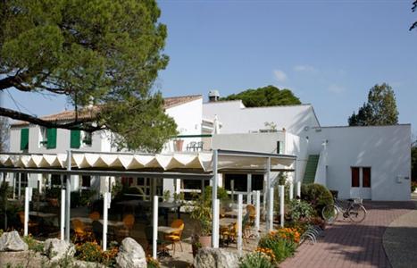 фото отеля Hotel Le Parasol Ars-en-Re