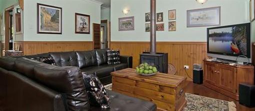 фото отеля Avocado Grove B&B