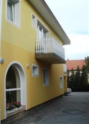 фото отеля Yellow Apartment House