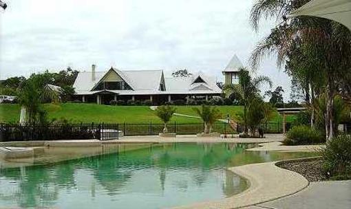 фото отеля Lake Macquarie Resort Accommodation Cams Wharf