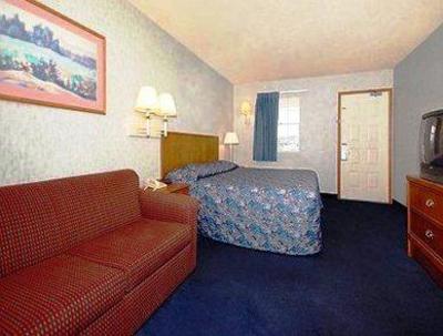 фото отеля Econo Lodge Inn & Suites Lake of the Ozarks