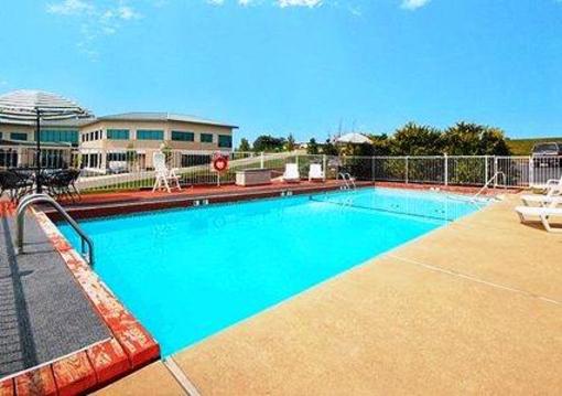 фото отеля Econo Lodge Inn & Suites Lake of the Ozarks