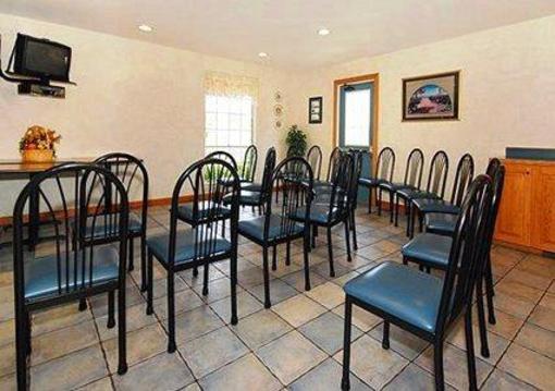 фото отеля Econo Lodge Inn & Suites Lake of the Ozarks