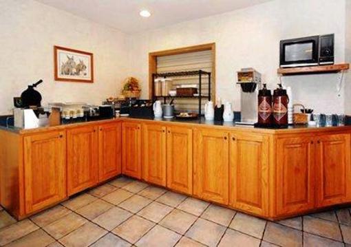 фото отеля Econo Lodge Inn & Suites Lake of the Ozarks