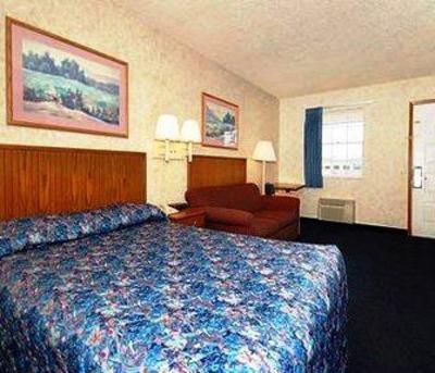 фото отеля Econo Lodge Inn & Suites Lake of the Ozarks