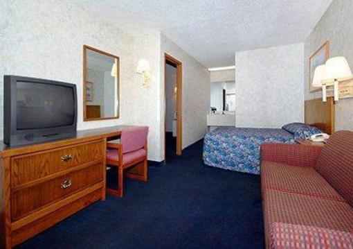 фото отеля Econo Lodge Inn & Suites Lake of the Ozarks