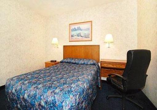фото отеля Econo Lodge Inn & Suites Lake of the Ozarks
