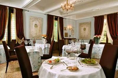 фото отеля Manoir Du Domaine Le Roure Hotel Chateauneuf-du-Rhone