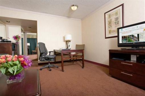 фото отеля Embassy Suites Hotel Dallas Love Field