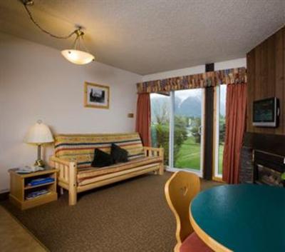 фото отеля Rocky Mountain Ski Lodge Canmore