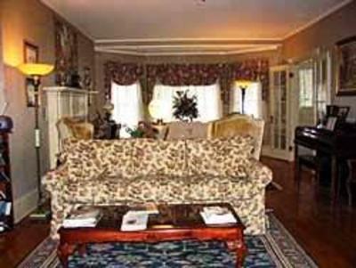 фото отеля Village Victorian Bed and Breakfast