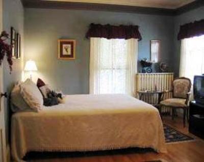 фото отеля Village Victorian Bed and Breakfast