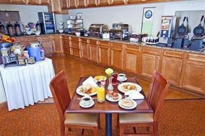 фото отеля Country Inn & Suites Pineville