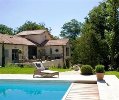 фото отеля Les Hautes Bruyeres Bed & Breakfast Ecully