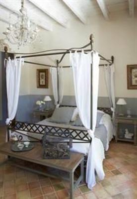 фото отеля Les Hautes Bruyeres Bed & Breakfast Ecully