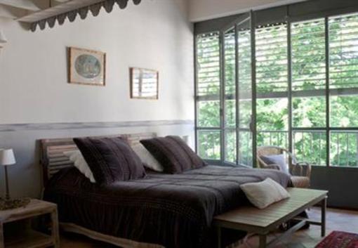 фото отеля Les Hautes Bruyeres Bed & Breakfast Ecully