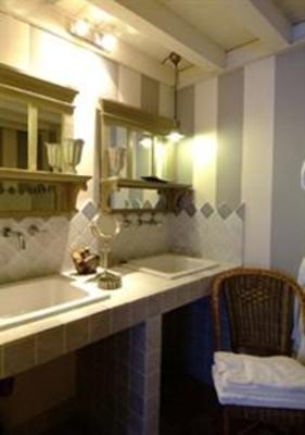 фото отеля Les Hautes Bruyeres Bed & Breakfast Ecully