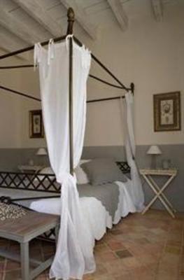 фото отеля Les Hautes Bruyeres Bed & Breakfast Ecully