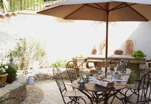 фото отеля Les Hautes Bruyeres Bed & Breakfast Ecully