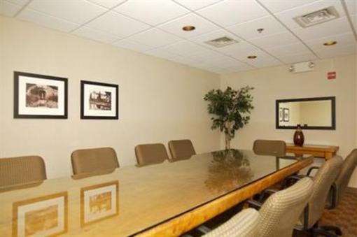 фото отеля Paramount Plaza Hotel & Suites