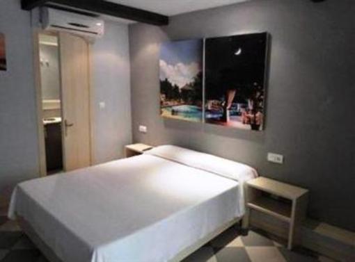 фото отеля Hostal La Marina Ibiza