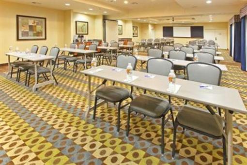 фото отеля Holiday Inn Express Hotel & Suites Searcy