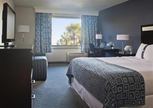фото отеля The Beach House A Holiday Inn Resort