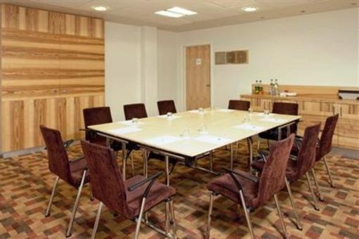 фото отеля Holiday Inn Express London-Watford Junction