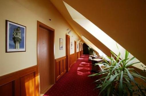 фото отеля Vadasz Etterem Es Hotel