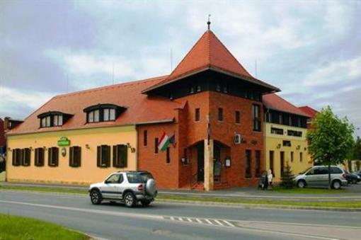 фото отеля Vadasz Etterem Es Hotel