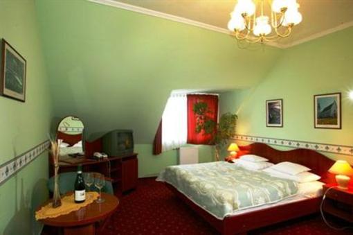 фото отеля Vadasz Etterem Es Hotel