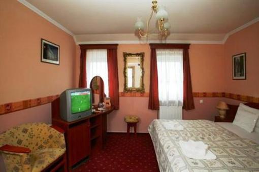 фото отеля Vadasz Etterem Es Hotel