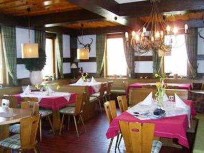 фото отеля Hotel Lowen Schwarzwaldstuben-Simmersfeld