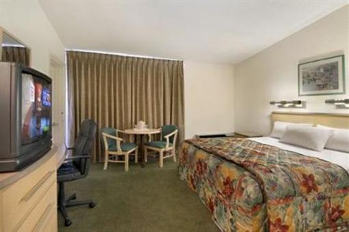 фото отеля Red Roof Inn & Suites Brunswick I-95