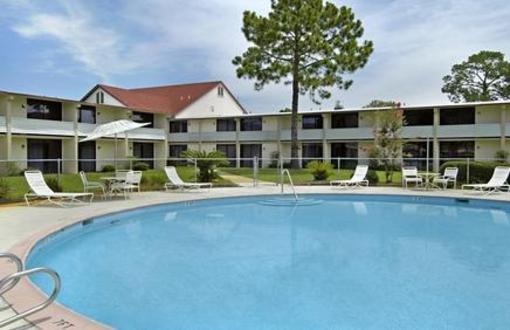 фото отеля Red Roof Inn & Suites Brunswick I-95