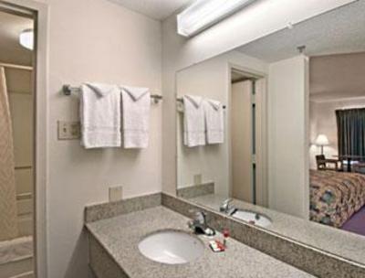 фото отеля Super 8 Motel Atlanta Northeast Chamblee